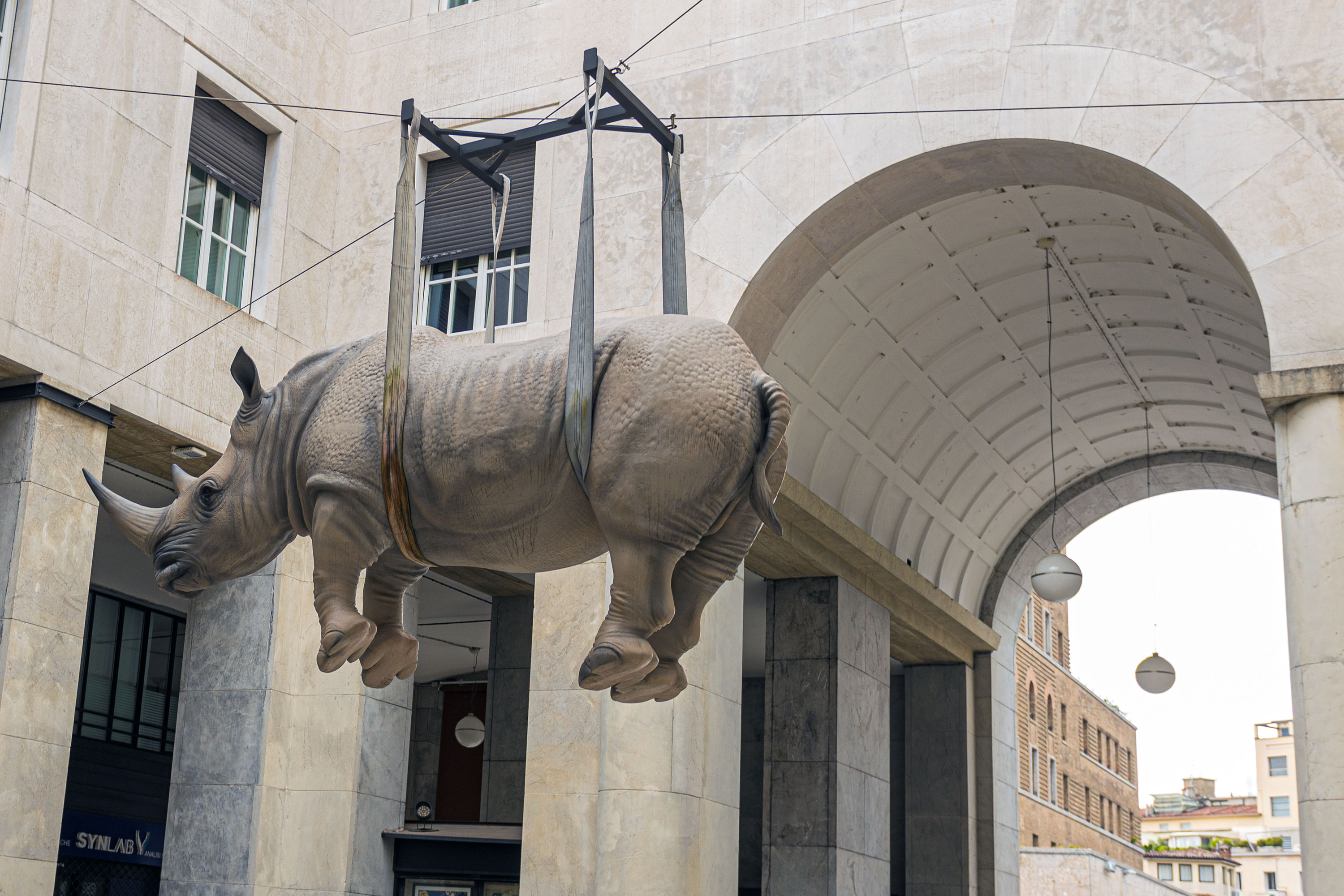 Brescia - Piazza Vittoria - ein schwebendes Rhinozeros als Kunstwerk